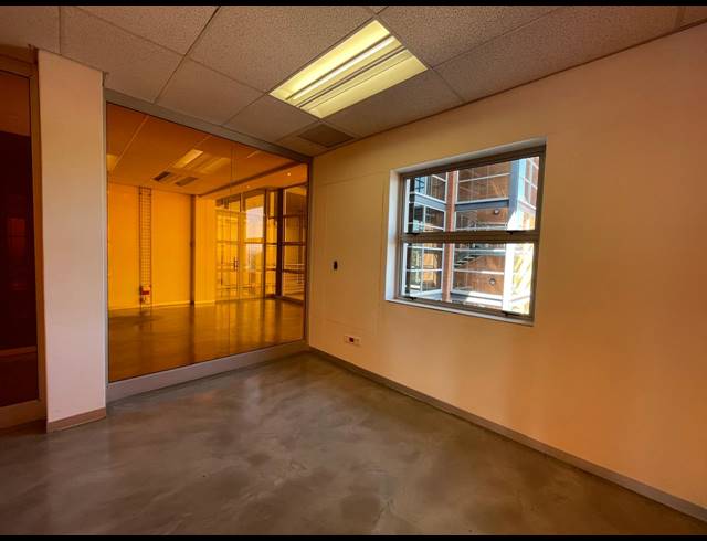 296M² OFFICE TO LET IN BRYANSTON
